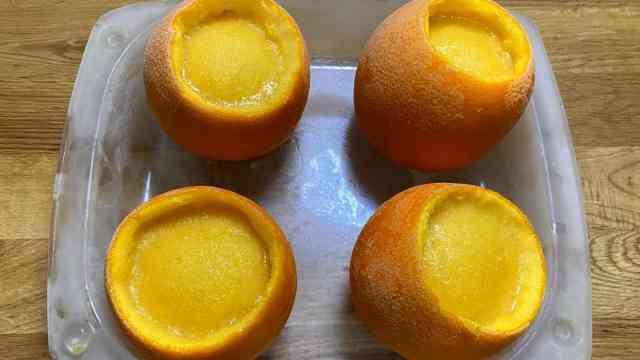 Helado casero con naranjas